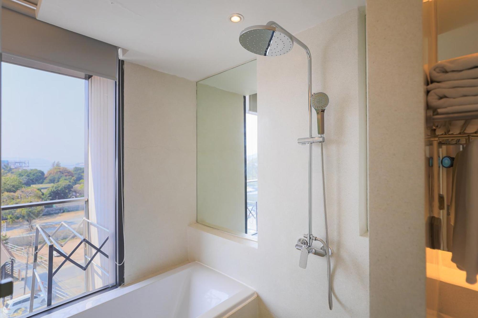 Balcony Seaside Sriracha Hotel & Serviced Apartments Si Racha Extérieur photo