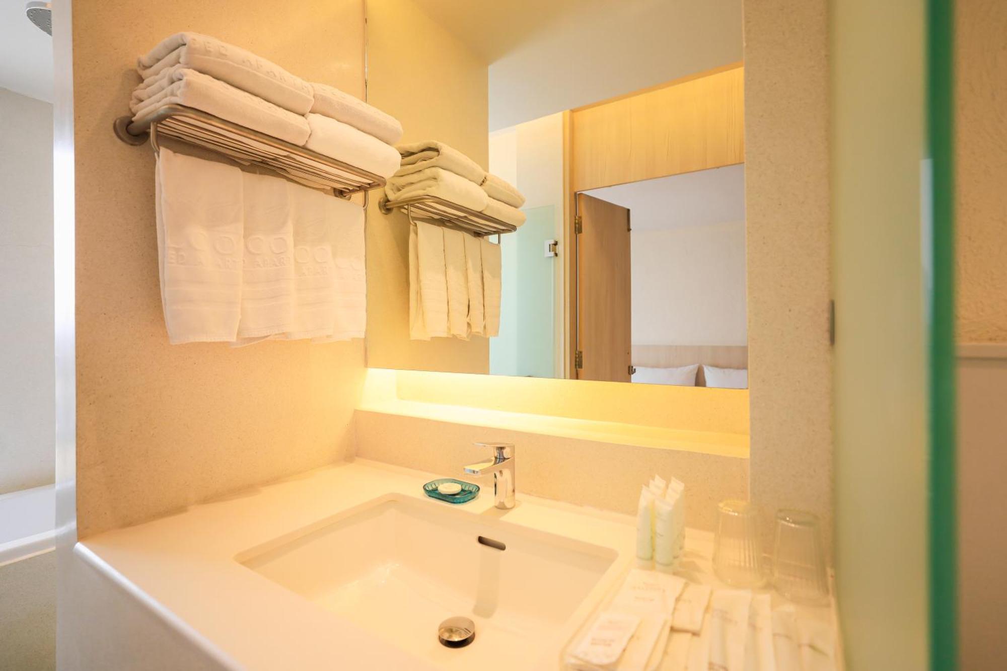 Balcony Seaside Sriracha Hotel & Serviced Apartments Si Racha Extérieur photo